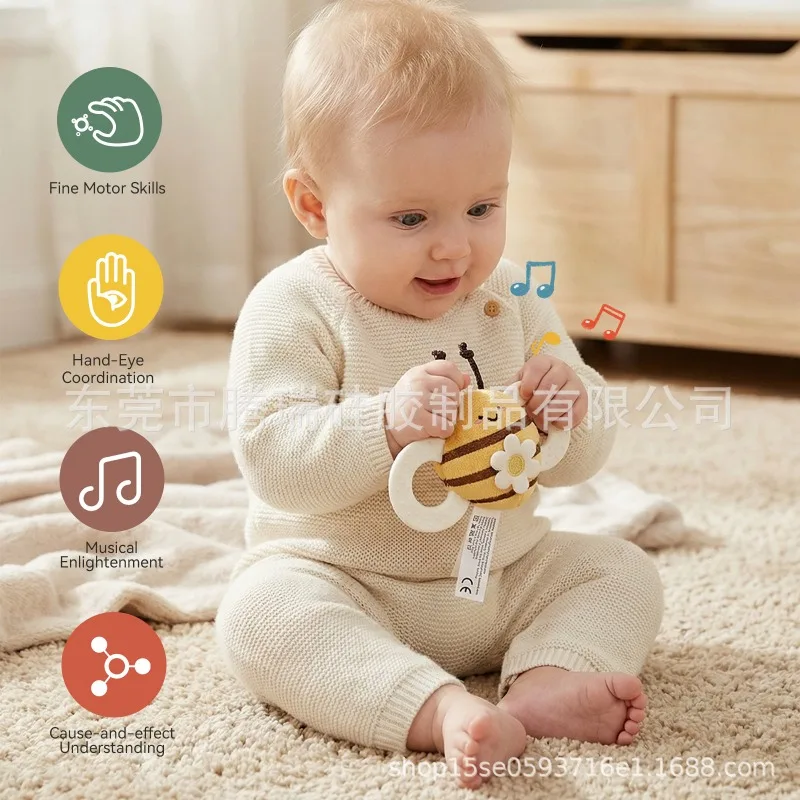Фото Мягкая плюшевая погремушка-прорезыватель Baby Bee с силиконовыми крыльями: успокаивающая и жевательная игрушка для новорожденных №1