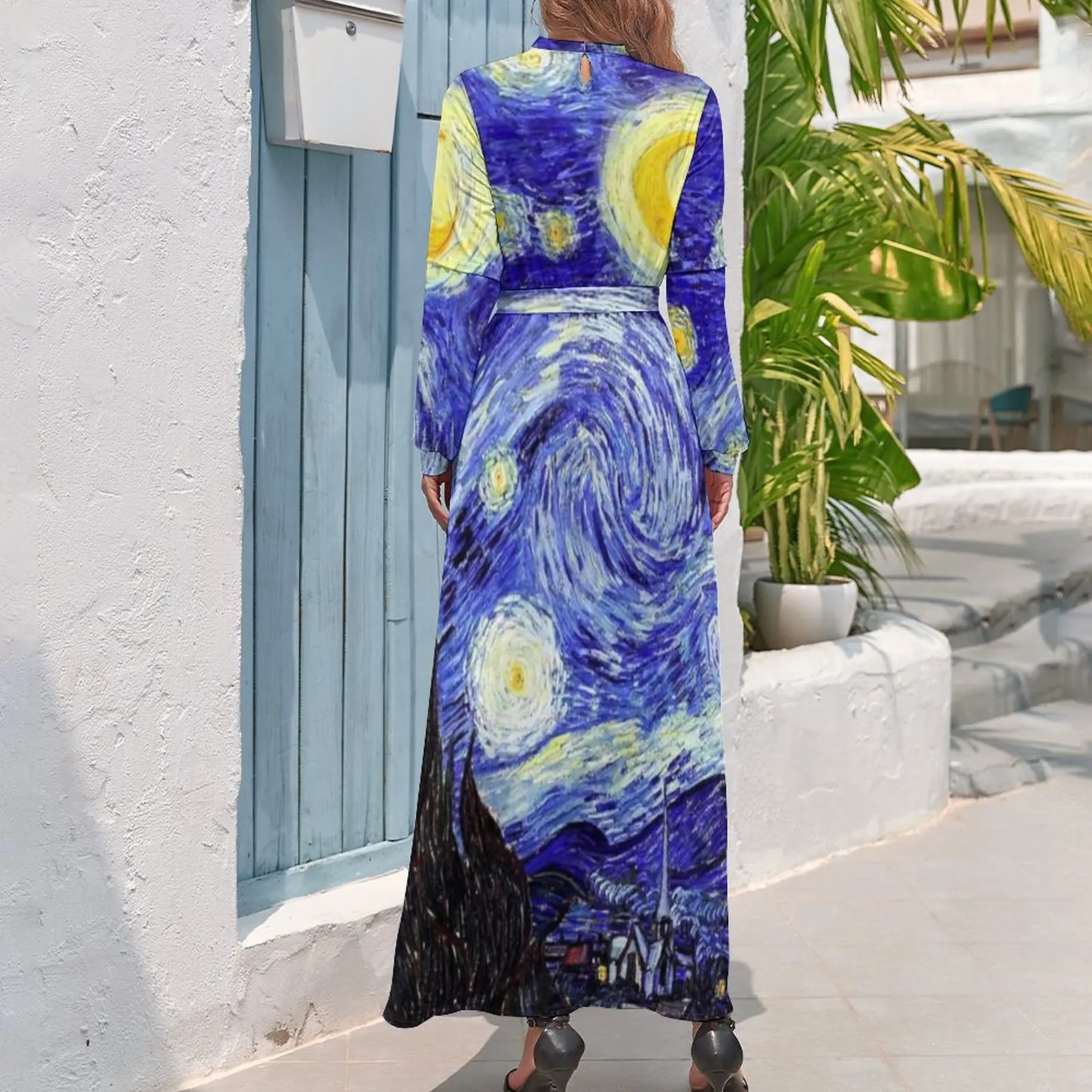 Женское длинное платье-макси с длинным рукавом и высоким воротником