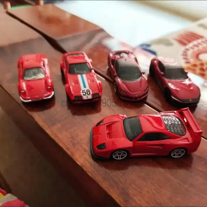 Фото Коллекционный набор из 5 моделей Hot Wheels JKG16: Ferrari 250 GTO, LaFerrari, Ferrari F40 Competizione, 499p Modificata (литые модели автомобилей) №2