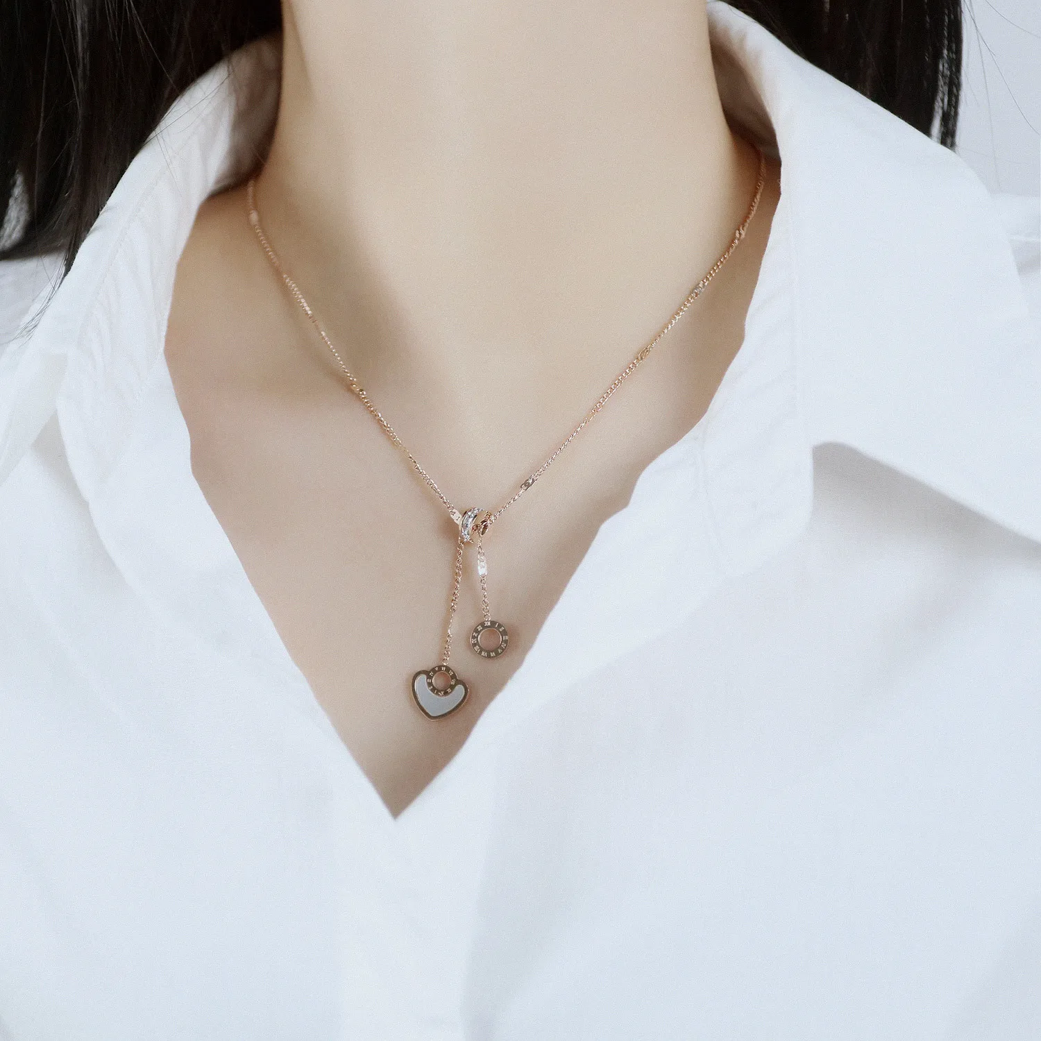 

Rose-plated Gold Collar Titanium Steel Necklace for Women Heart Shaped White Bay Roman Circle with Diamond Clavicle Chain