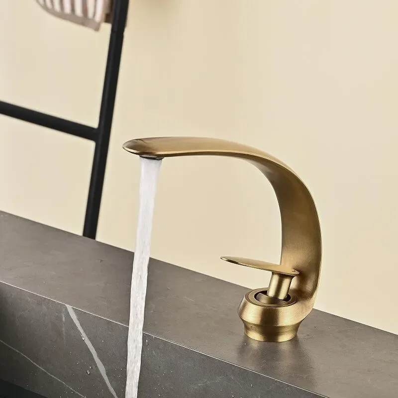 Латунный смеситель для раковины с одной ручкой