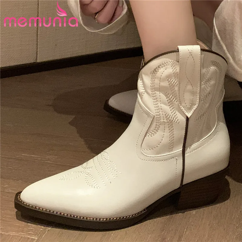 

Женские ботильоны с вышивкой, из натуральной кожи, без застежки, на среднем квадратном каблуке