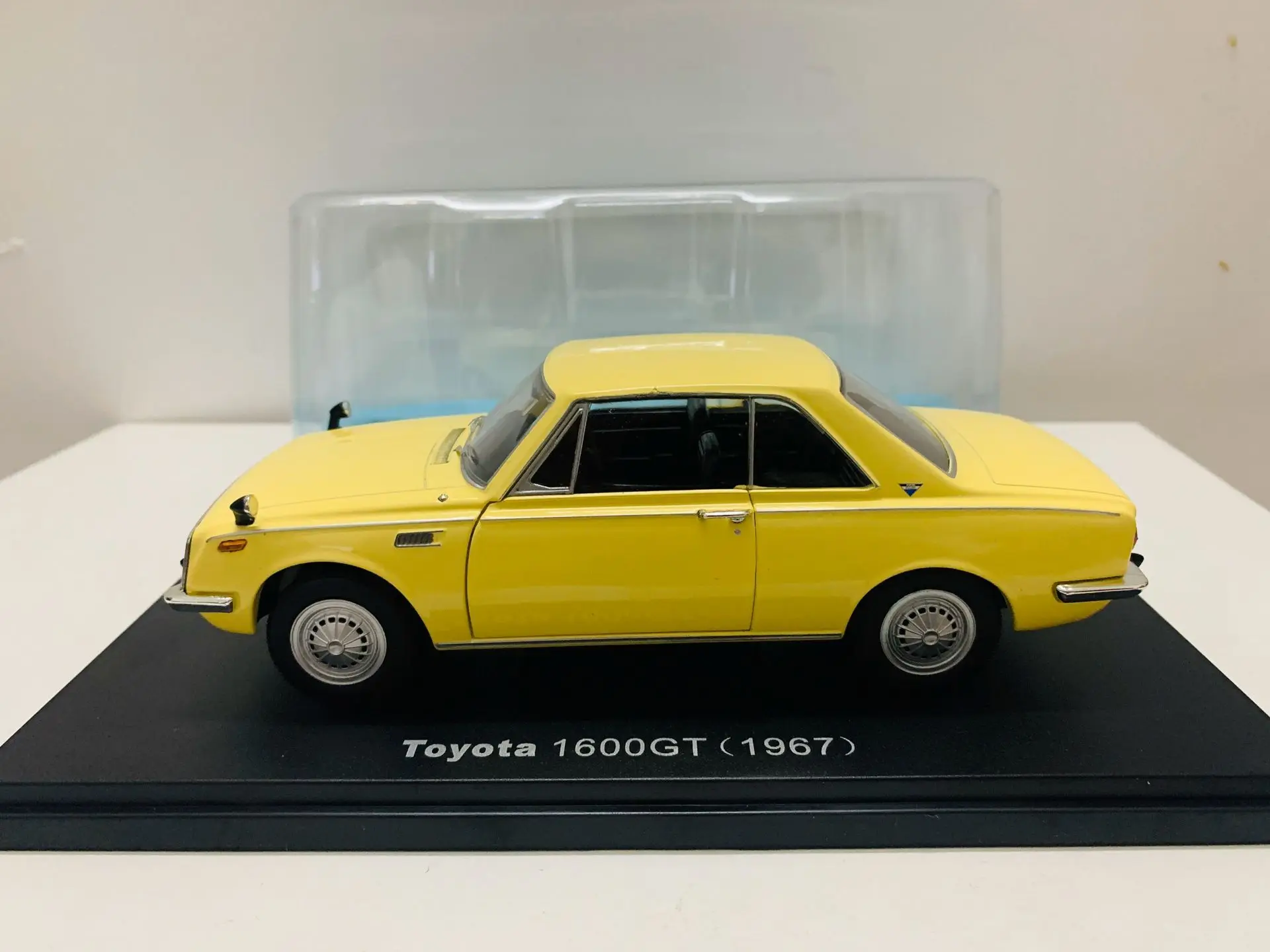 

Toyota 1600GT 1967 Yellow 2 Open Door 1:24 Scale DieCast Model Car New Box
