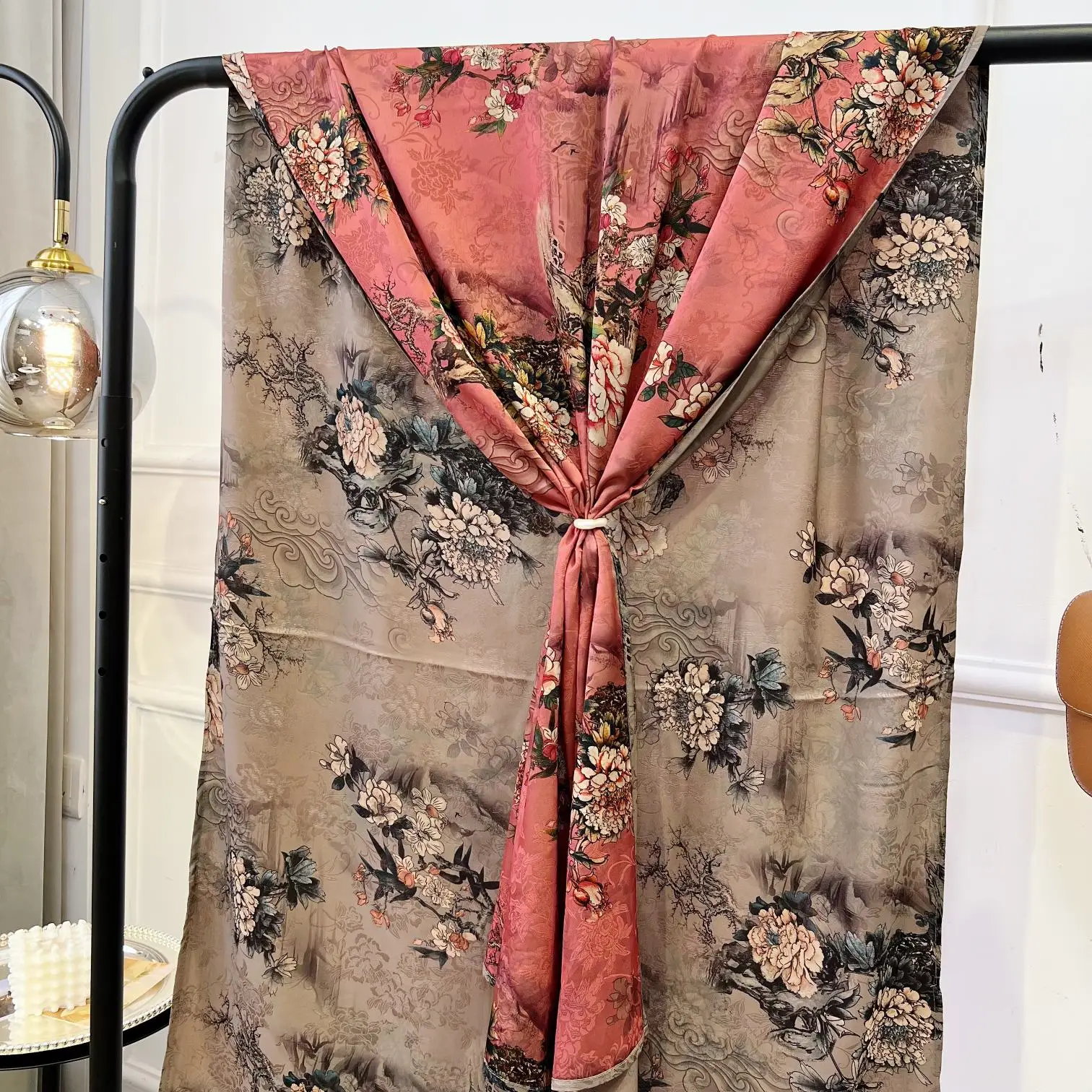 Рисунок 3 - Женский шелковый шарф с цветочным принтом