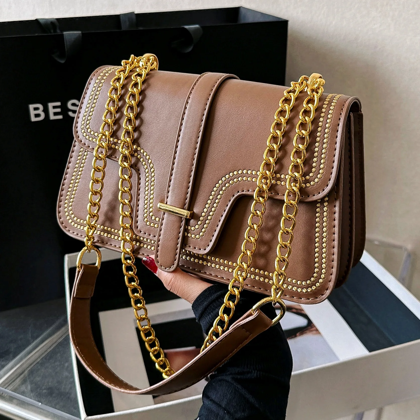 

Retro Hit Colour Armpit Small Bag 2023 Autumn New Trend Line Hundred Shoulder Crossbody Bag Chain Small Square Bag