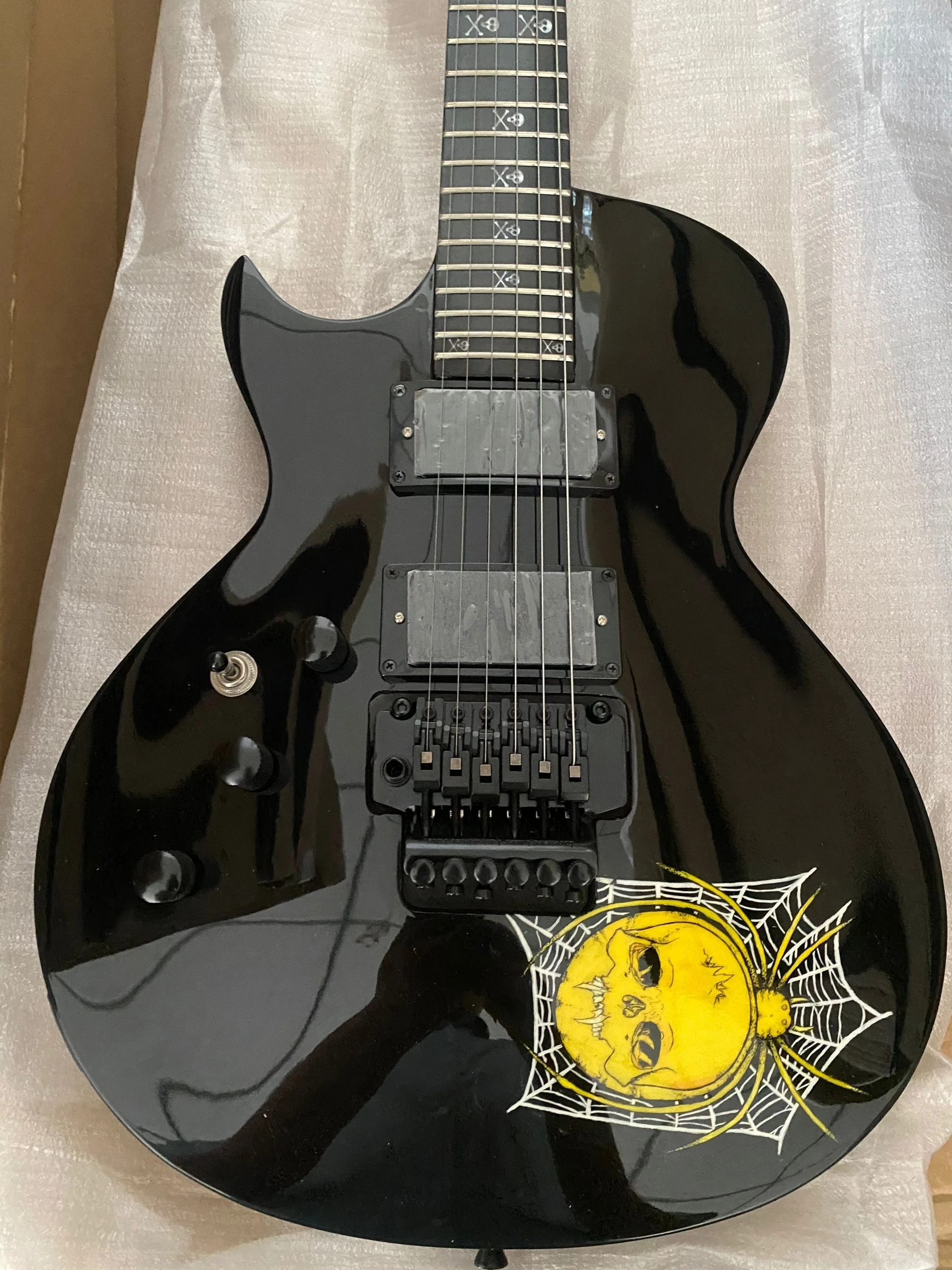 

Обновленная электрическая гитара с твердым черным корпусом KH 330 Kirk Hammett
