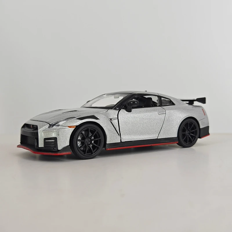 Фото Модель автомобиля Nissan GT-R NISMO R35 из сплава, масштаб 1:32, с открывающимися дверями, имитацией звуковых и световых эффектов, богатой детализацией. №3