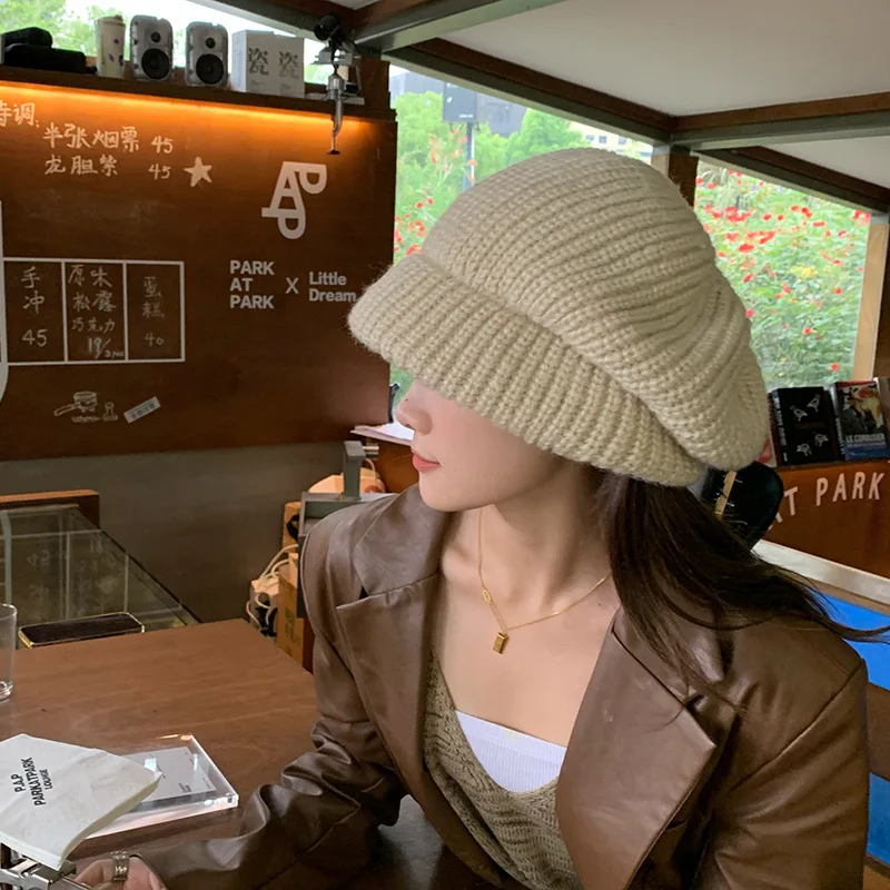 

Женская вязаная шапка с большим ворсом, осень/зима