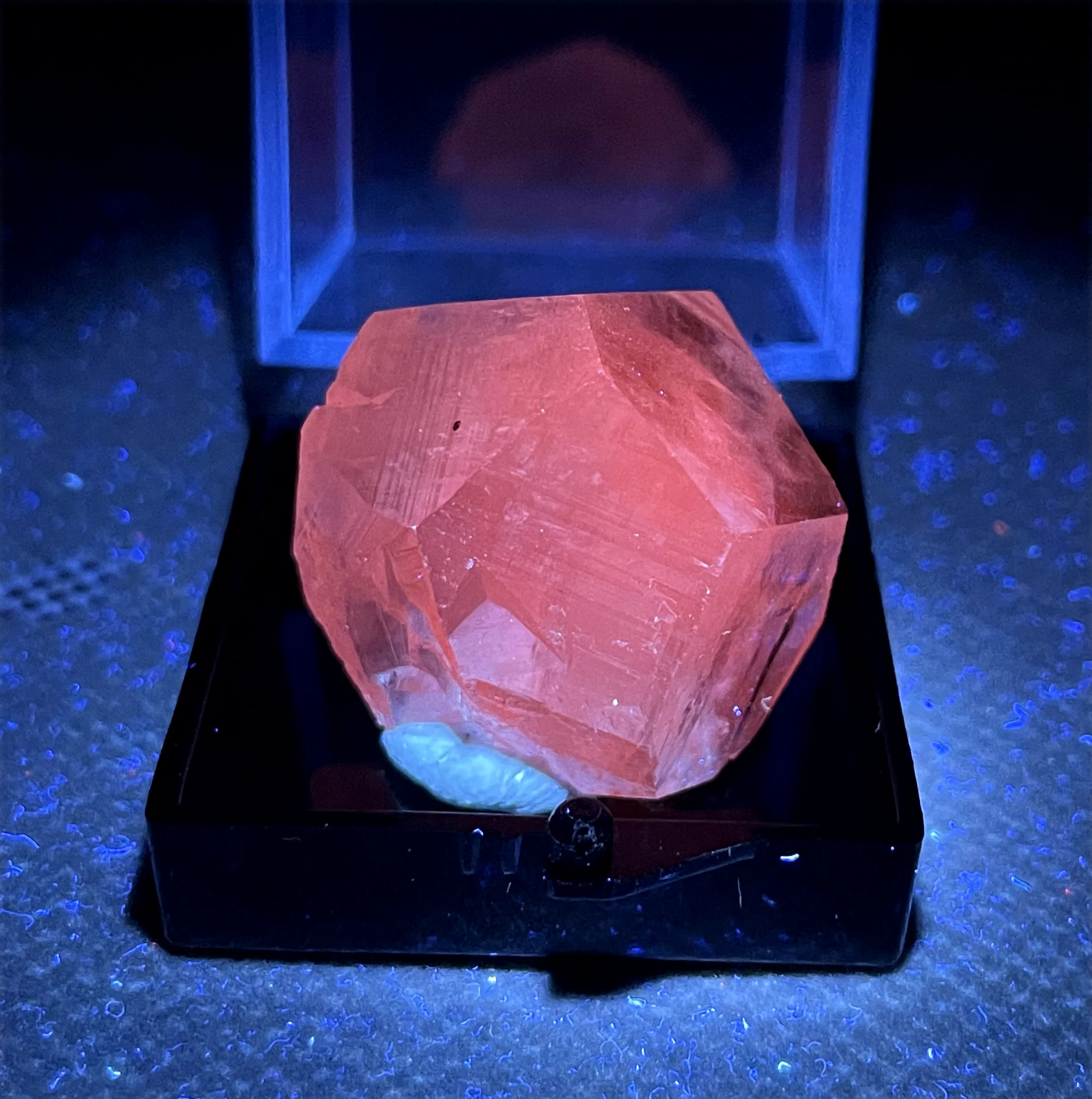

BEST! 100% natural Transparent Fluorescent calcite mineral specimen stones and crystals healing crystals quartz box size 3.4cm