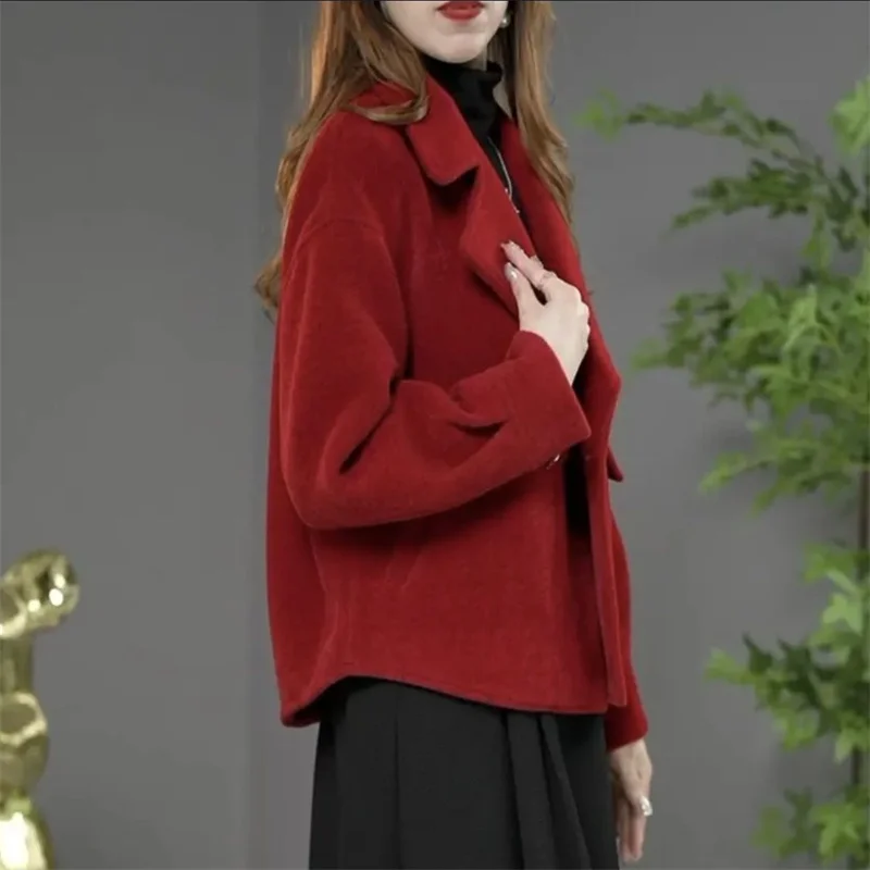 Женская утепленная короткая куртка корейская модная теплая бархатная с