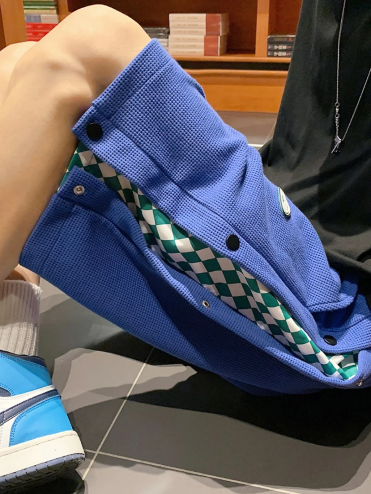 Поддельные двухсекционные шорты с грудью мужские летние 2024 новые свободные