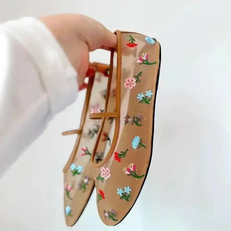 Новые балетки на плоской подошве с круглым носком вырезами и цветочной вышивкой