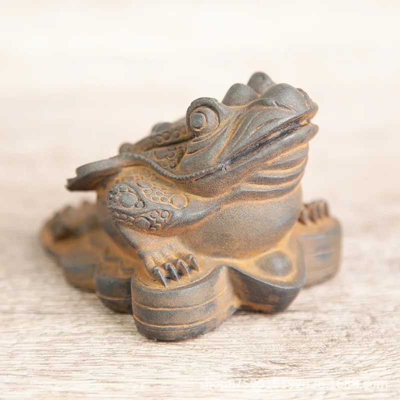 

Chinese pure handmade imitation cast iron rusty golden toad toad tea pet ornaments