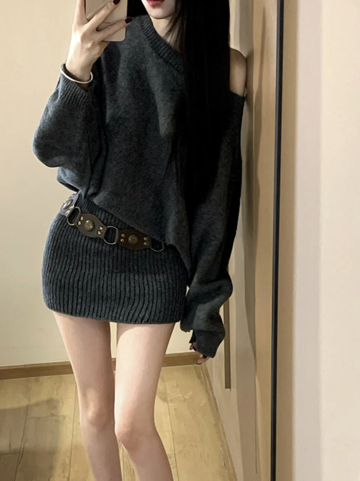 Серое трикотажное платье с открытыми плечами женское осеннее 2024 новая корейская