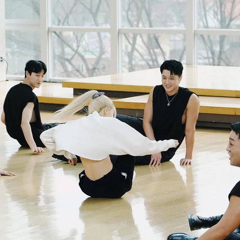 Kpop корейская певица концертный джазовый танец белые короткие толстовки