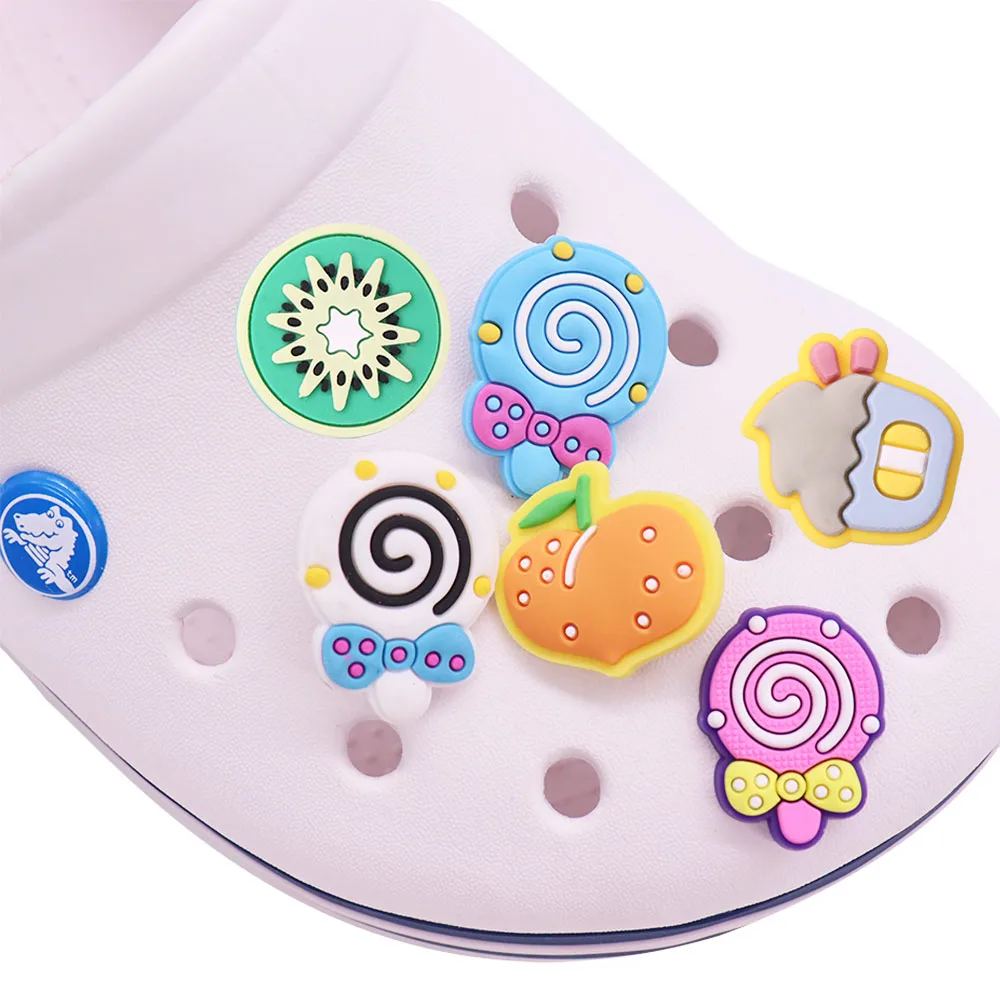 

Смешанные 50 шт. подвески из ПВХ в виде крокса, брикет, персиковый кекс, киви, садовые украшения для обуви, аксессуары, подходят для браслетов, рождественские подарки