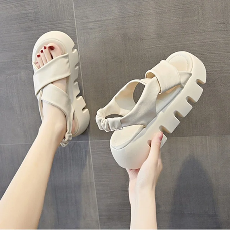 

Женские летние туфли на танкетке, из искусственной кожи, с открытым носком