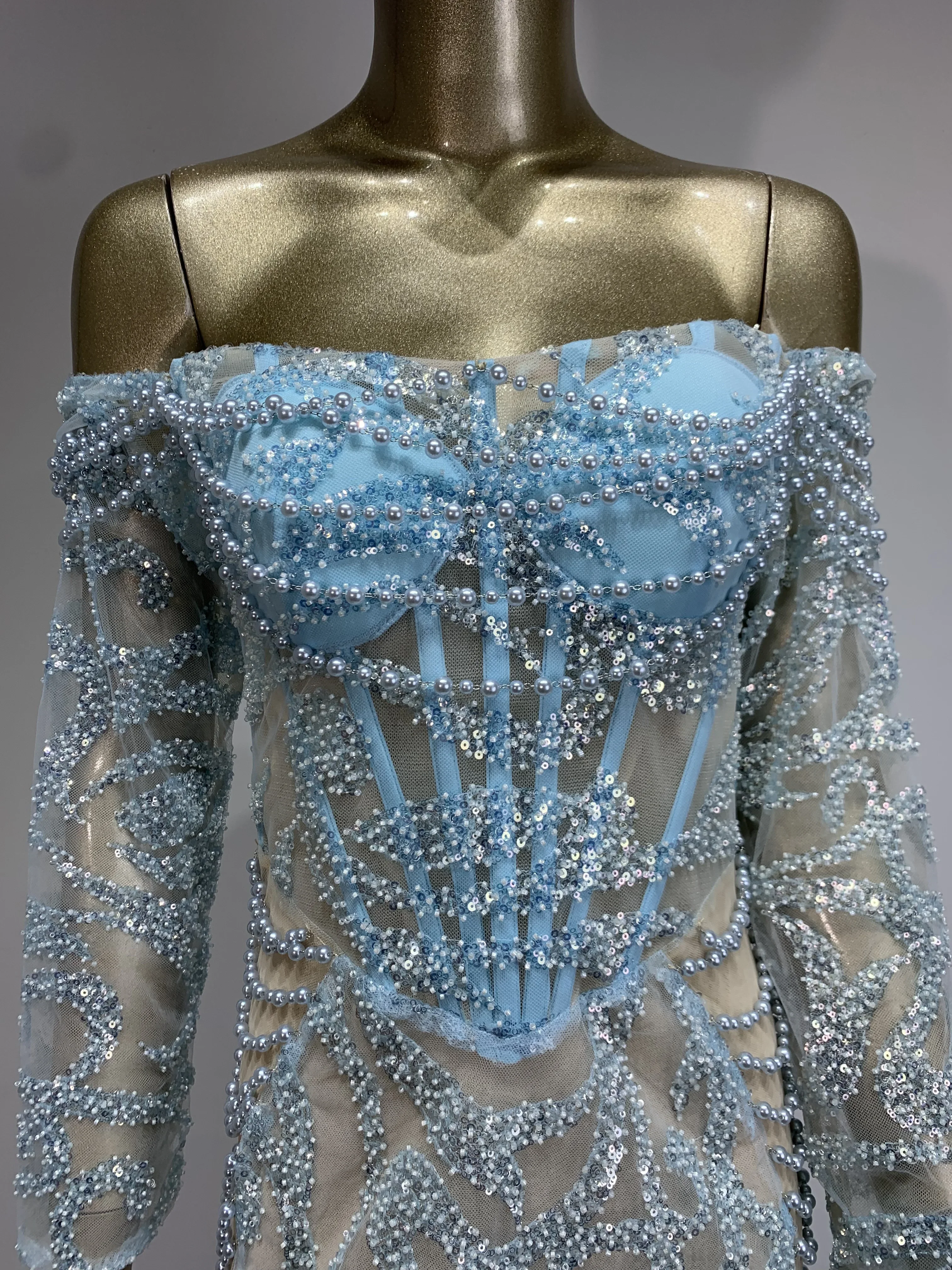 Женское платье с открытыми плечами длинным рукавом и жемчугом