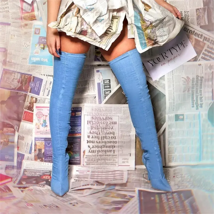 Джинсовые сапоги выше колена с острым носком на очень высоком каблуке шпильке