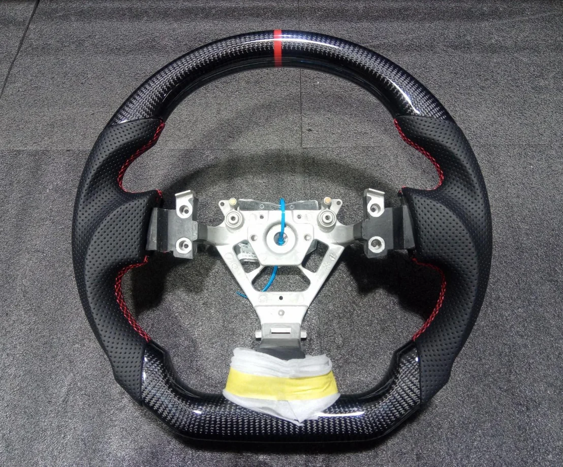 

Для Nissan 350Z Z33 2003-2008 светодиодный руль из углеродного волокна, перфорированный кожаный руль с плоским дном, красная строчка