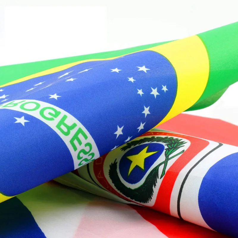 Флаги 100 стран подвешиваются флаг чемпионата мира 2022 года в Катаре флаги лучших 32