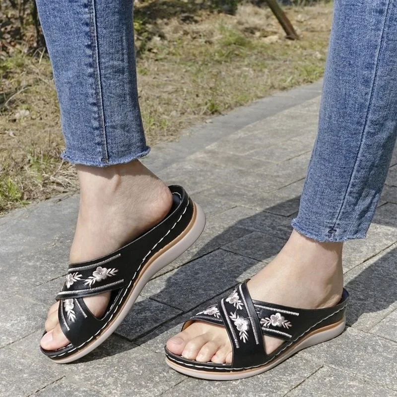 

Casual Versatile Hot Sale New Wedge Slippers Women's 2022 Summer Embroidered Comfortable Beach Slippers Women's Large Size