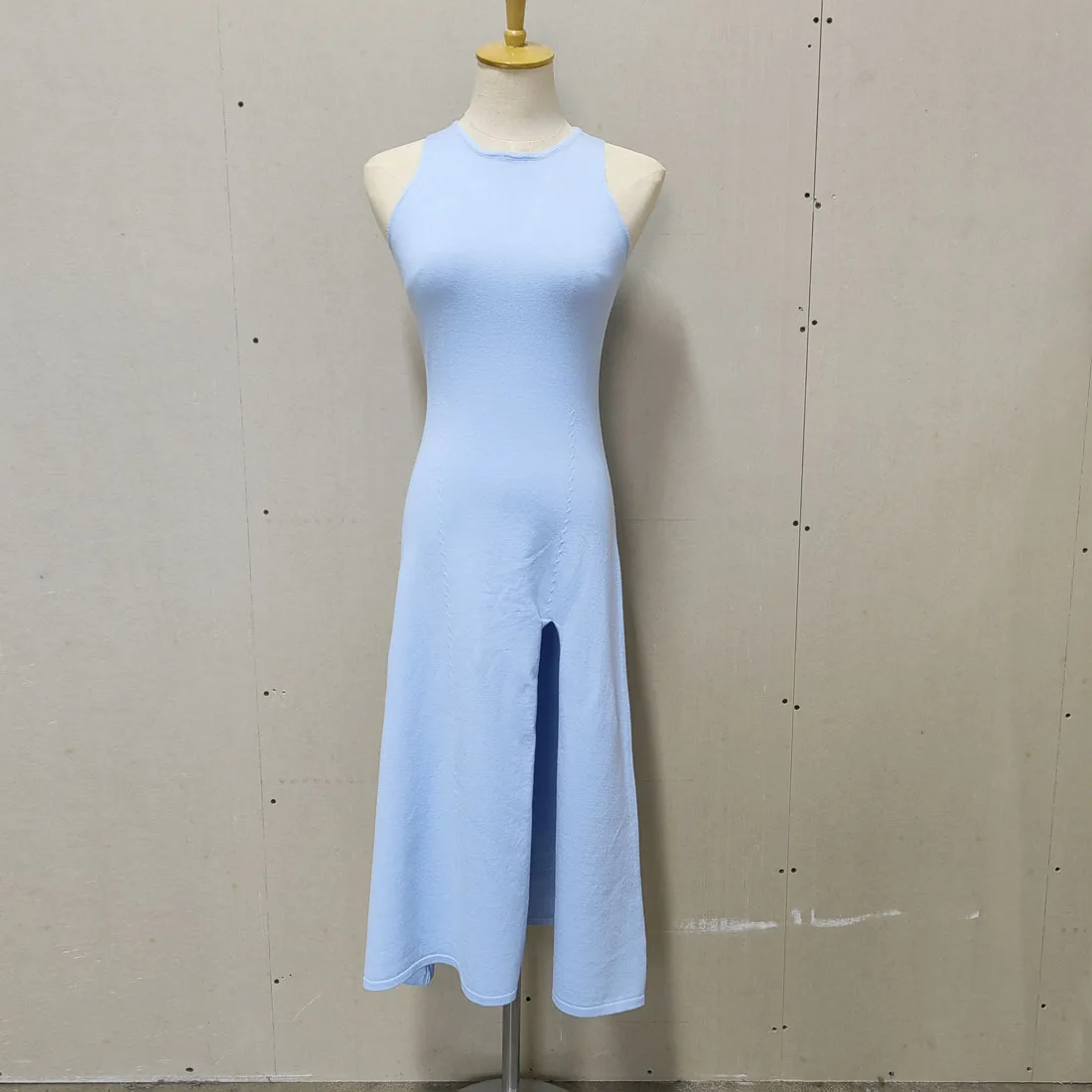 Женское трикотажное платье-миди с разрезом без рукавов