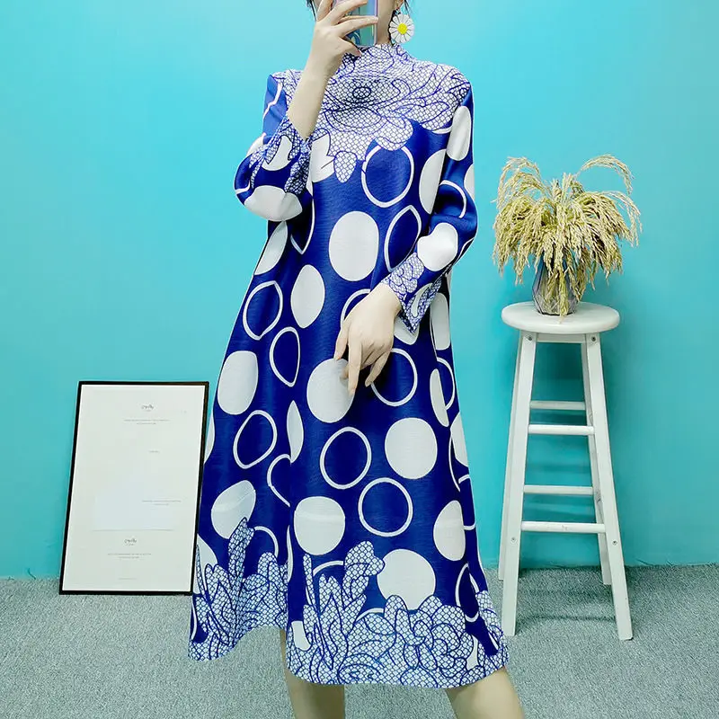 

Casual dress noble and elegant pleated dress 2022 spring new wave point printing long section loose turlteneck thin a word skirt