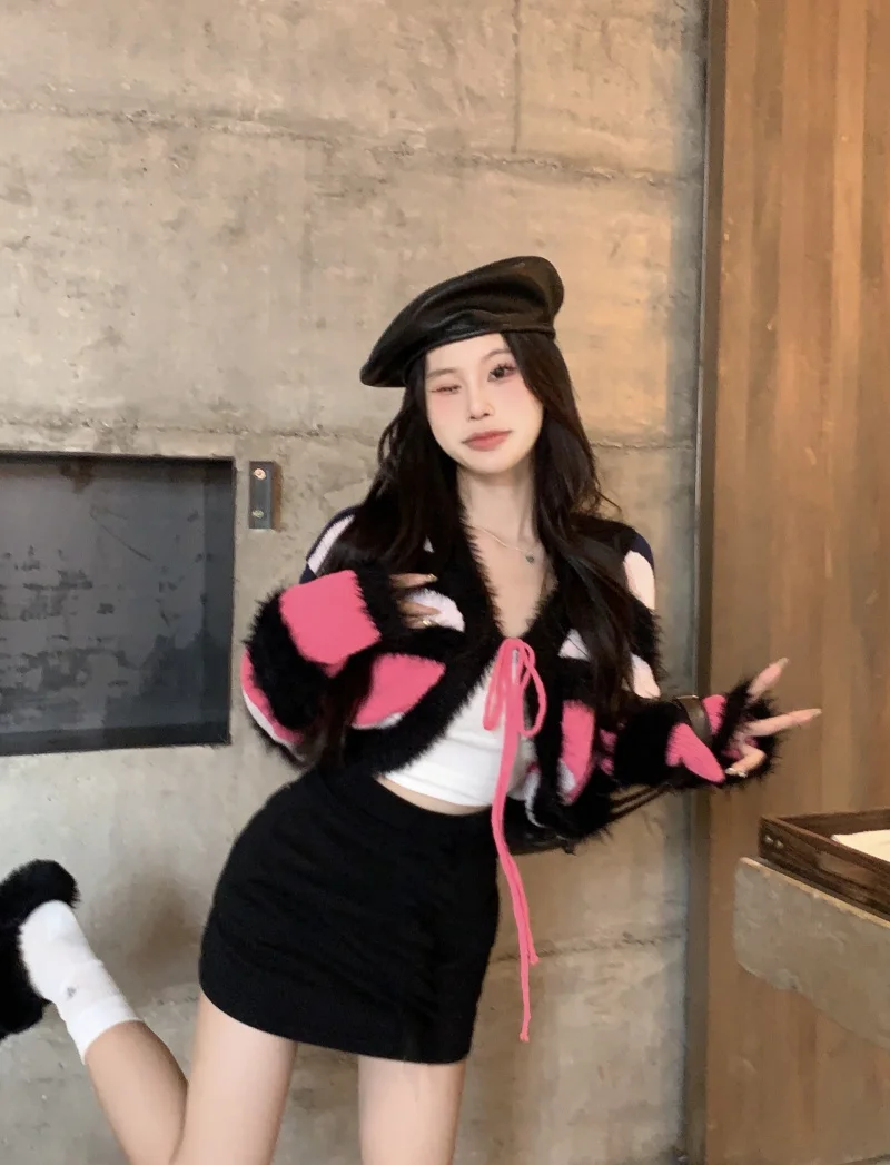 

GP4524 Autumn 2023 New Contrast Stripe Design Sense Strap V-Neck Long Sleeve Sweater Foreigner Short Top