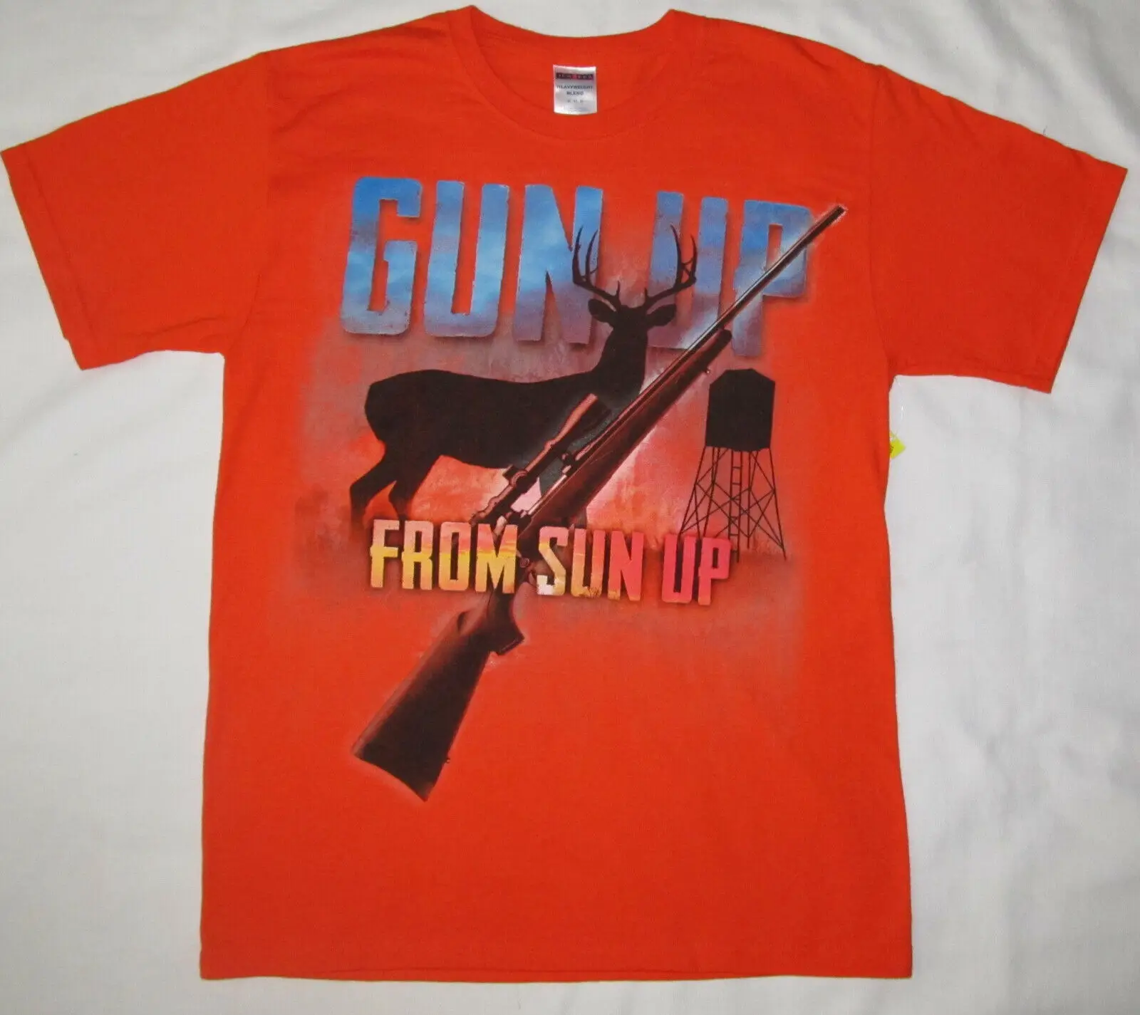 Мужская рубашка среднего размера оранжевая с коротким рукавом и принтом