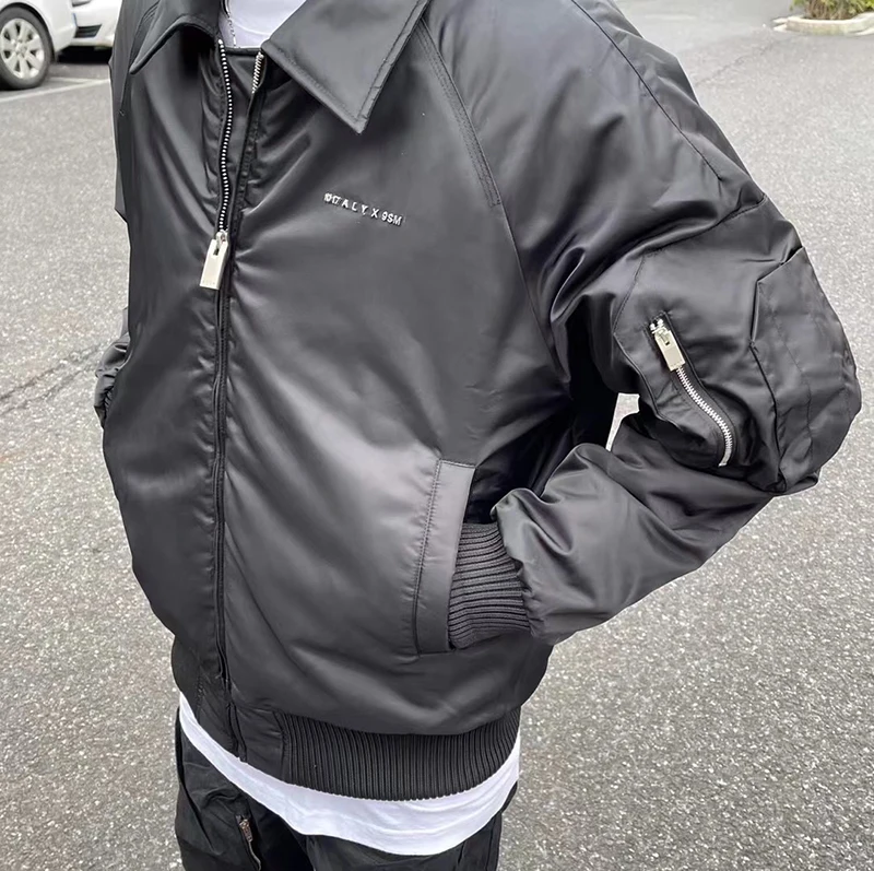 

Cardigan Zip ALYX Men Jacket 1017 9SM Metal Logo Lapel Flight Suit Jacket Coat Black High Quality ALYX High Street Winter Coat
