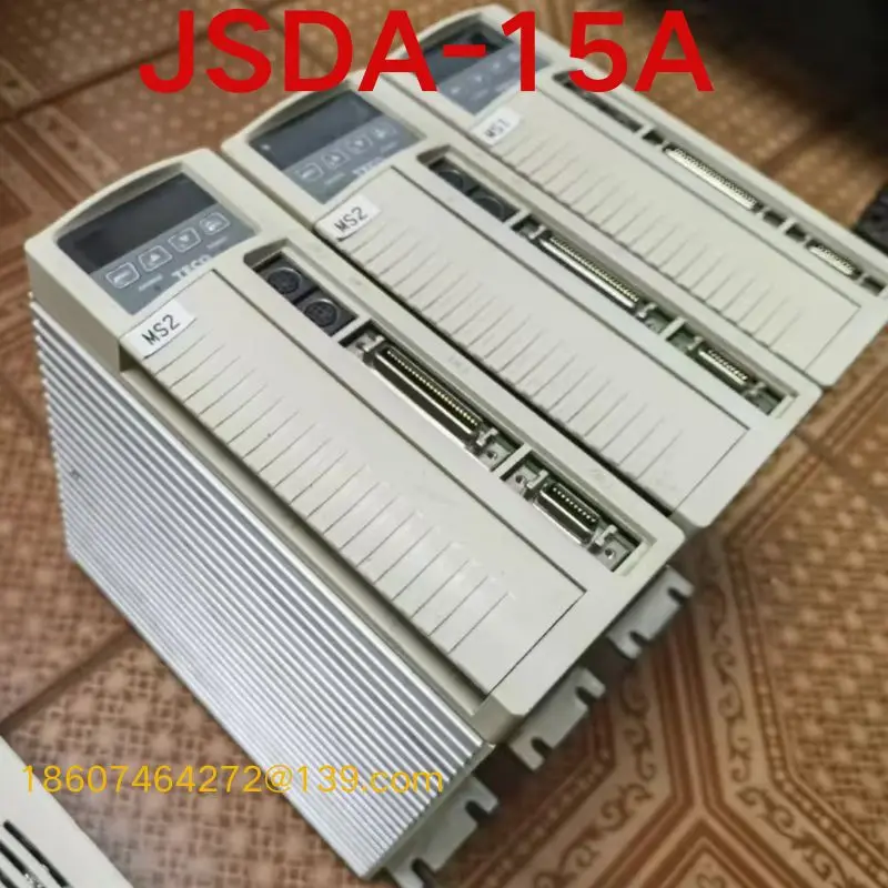 Бывшая в употреблении модель с сервоприводом