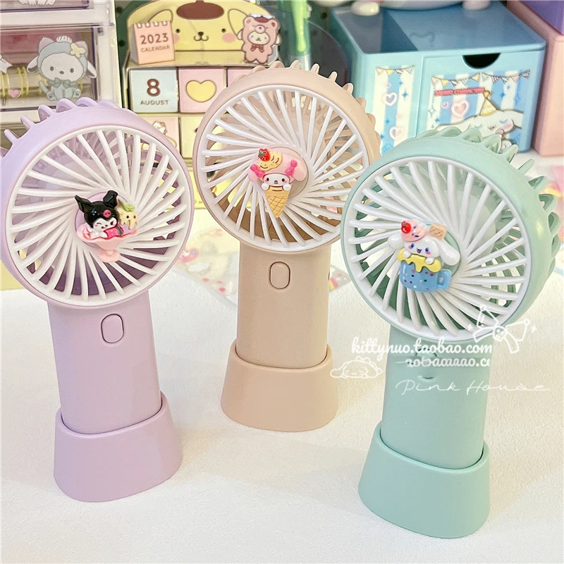 

Мультяшный ручной вентилятор Sanrio Kuromi My Melody, летний студенческий Настольный бесшумный вентилятор, уличный ручной вентилятор с высокой мощно...