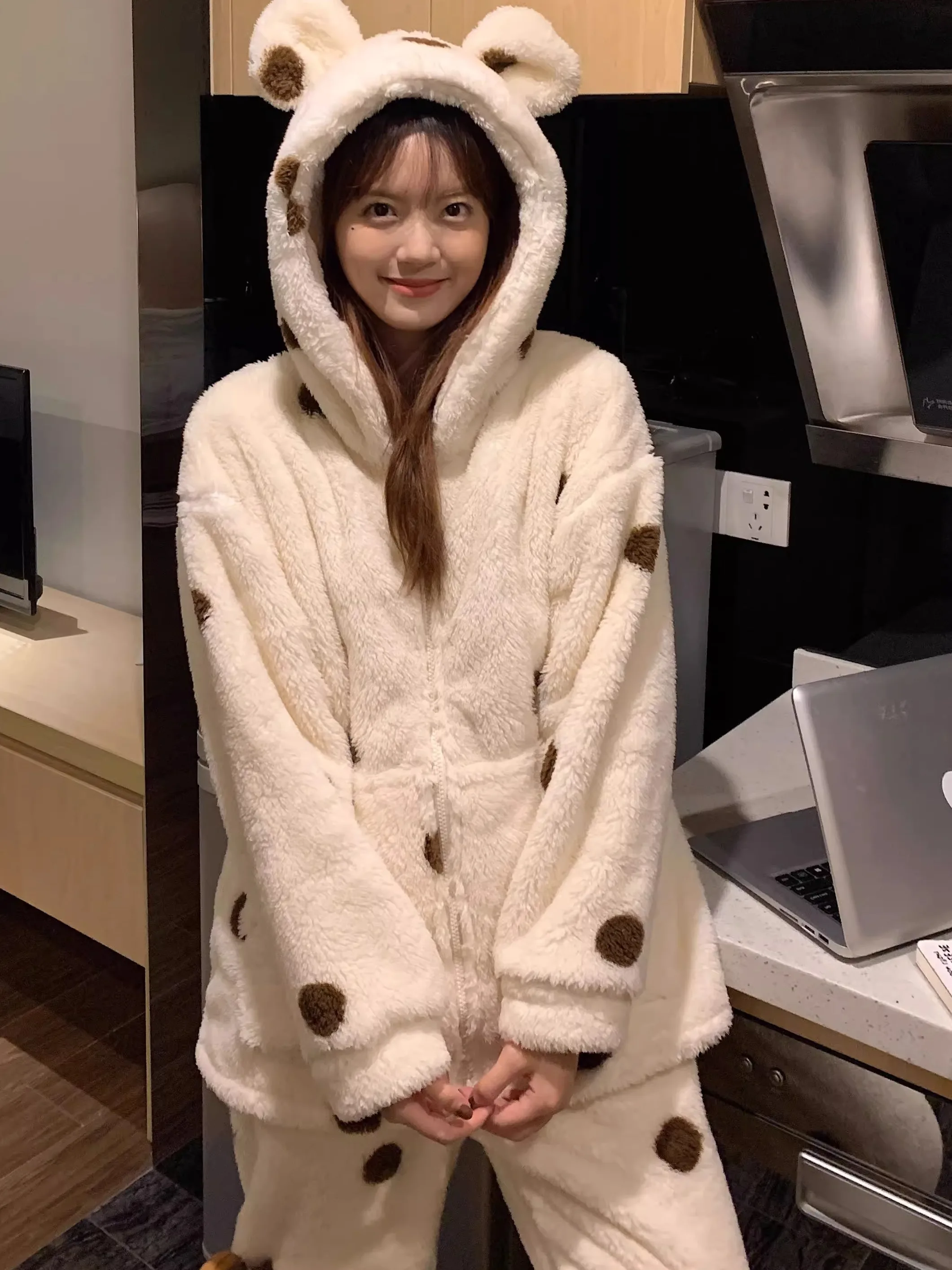 Женские пижамы из кораллового флиса с милым мультяшным медведем новинка 2024