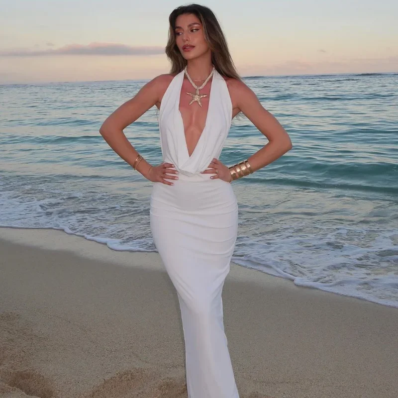 Женское длинное платье без рукавов с открытой спиной и лямкой на шее