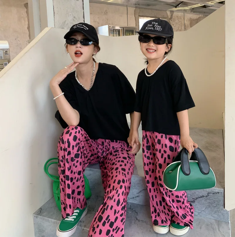 Комплект из футболки и брюк с леопардовым принтом V-образным вырезом |