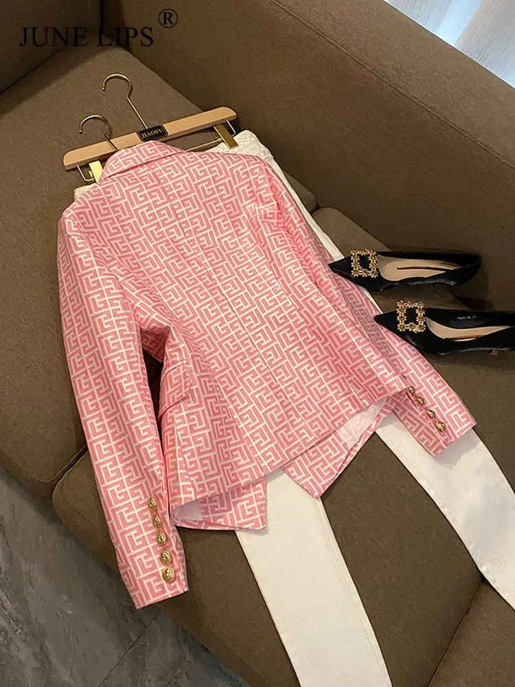 Женский жаккардовый блейзер с монограммой двубортный приталенный розовыми