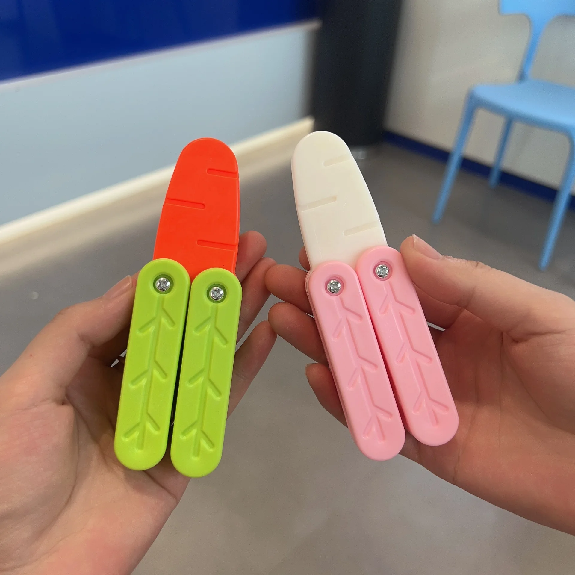 

Новый креативный мультяшный милый мини-нож-бабочка для моркови Забавный маленький нож для моркови 3D-печать гравитационный декомпрессионный вертикальный нож