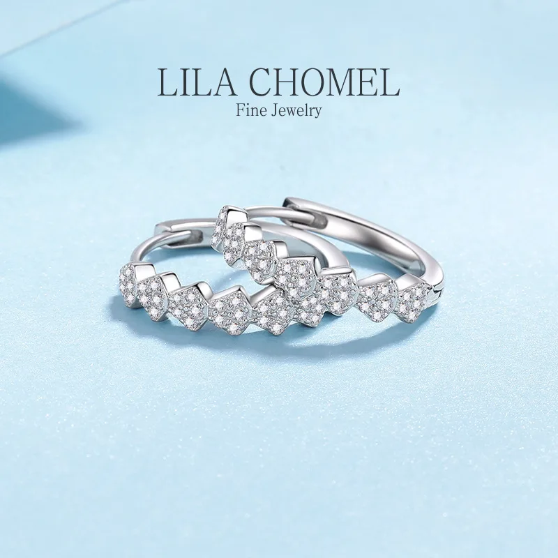 Блестящие серьги-кольца из белого золота 18 карат в минималистском стиле с