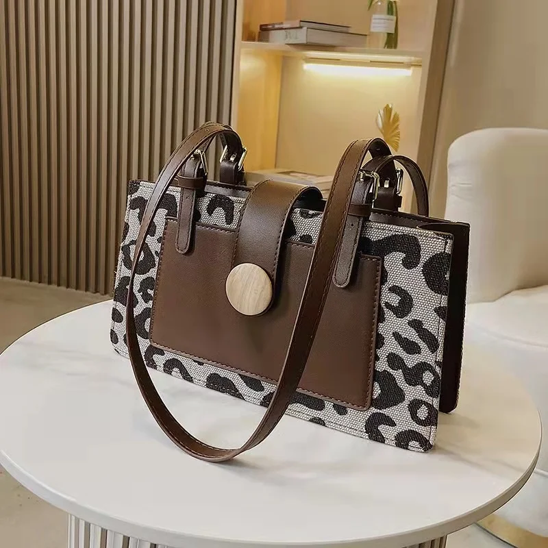 

2023 new armpit shoulder bag leopard texture messenger small square bag