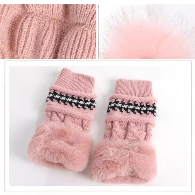 Женская зимняя шапка-бини с ушками и перчатками