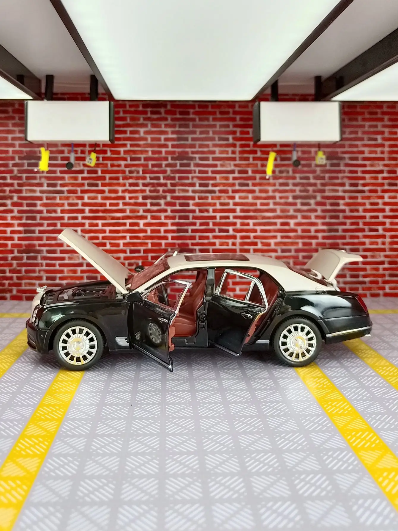 Фото Модель автомобиля Bentley Mulsanne из сплава, масштаб 1:24, двери и капот открываются, багажник можно открывать, богато детализирована, тонкая работа. №5