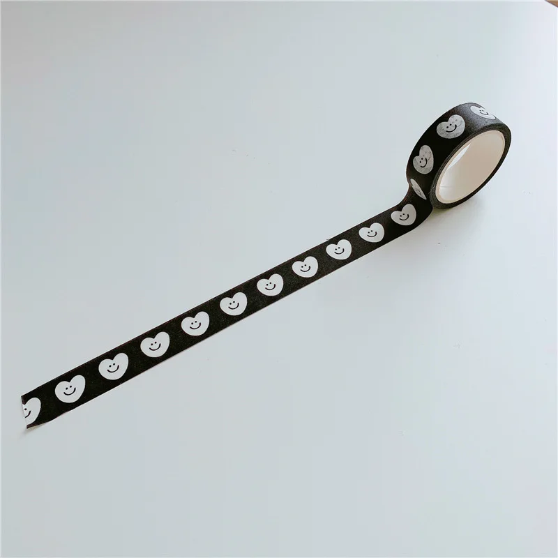 

Декоративная клейкая лента Васи черно-белая с сердечком