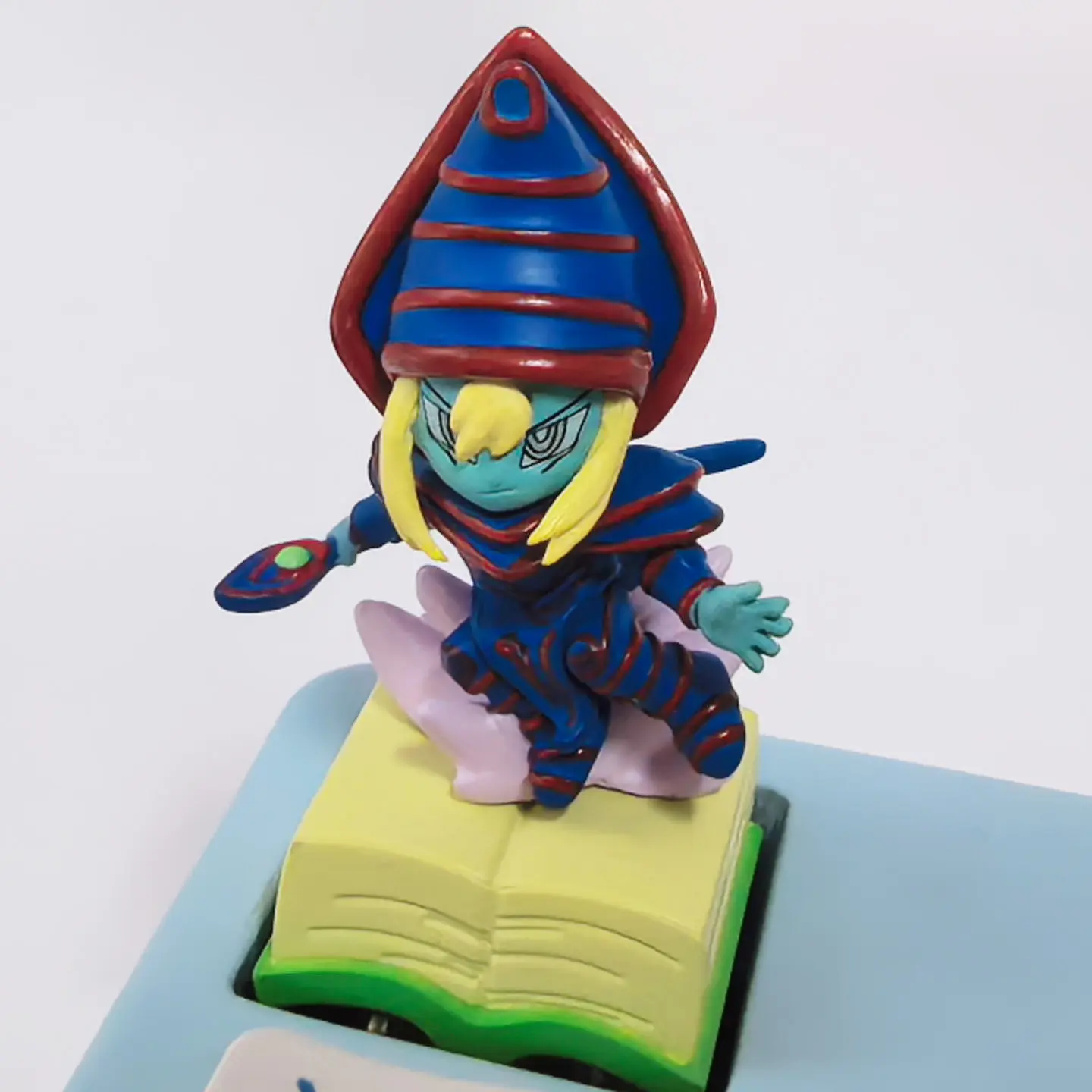 Фото Сделай сам: Yu-Gi-Oh! своими руками! Механическая клавиатура Black Magician Girl с милыми перекрестными механическими клавишами, персонализированные кейкапы для ПК №3