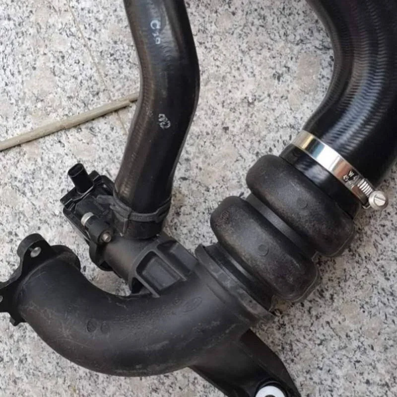 

Воздухозаборник интеркулера и выхлопная труба F o r d E v e r e s t, Турбокомпрессор, выхлопная труба двигателя, впускной шланг