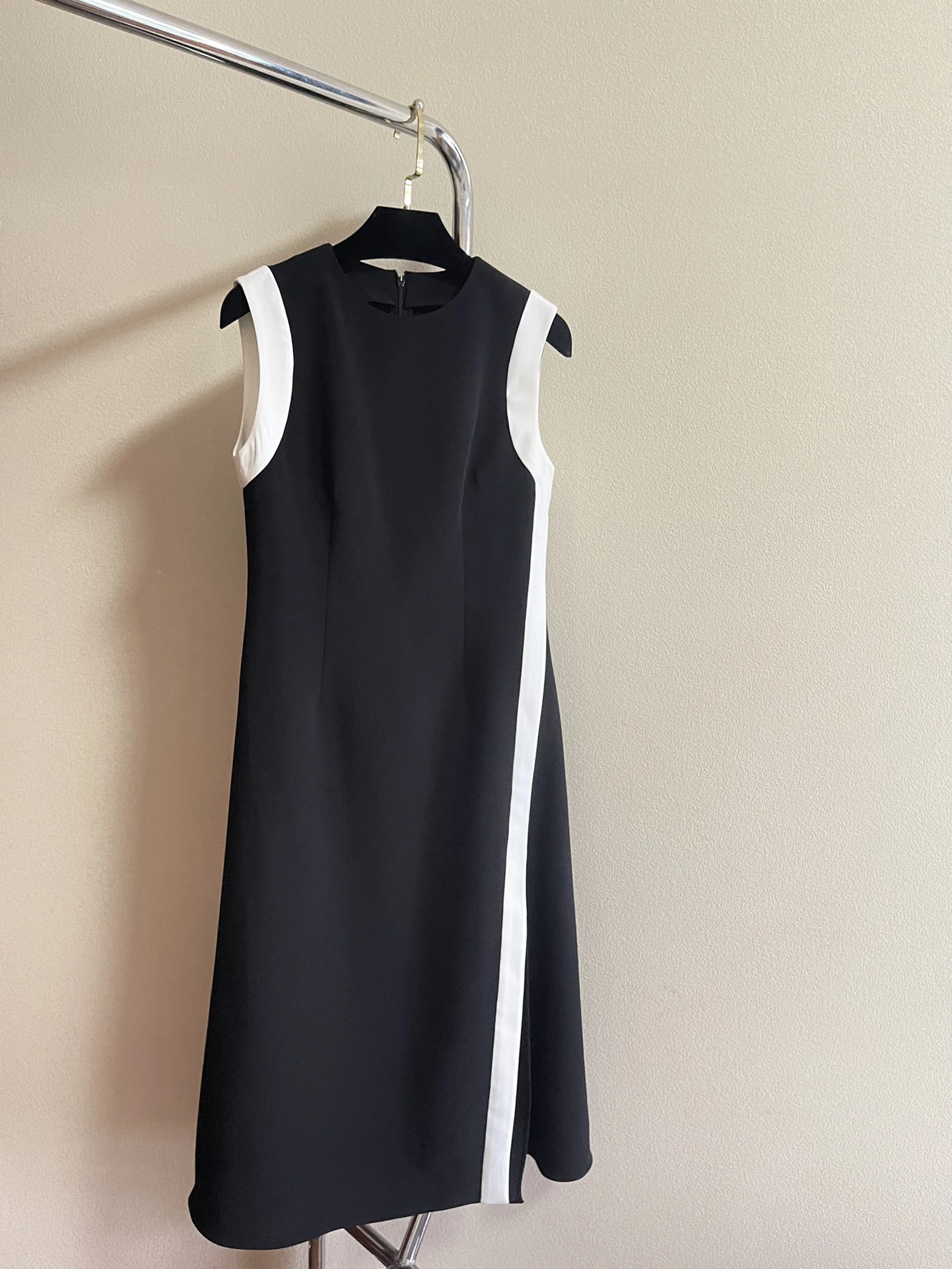 Spring and summer sleeveless dress clever black and white stitching simplicity add a of elegant minimalist senior blend