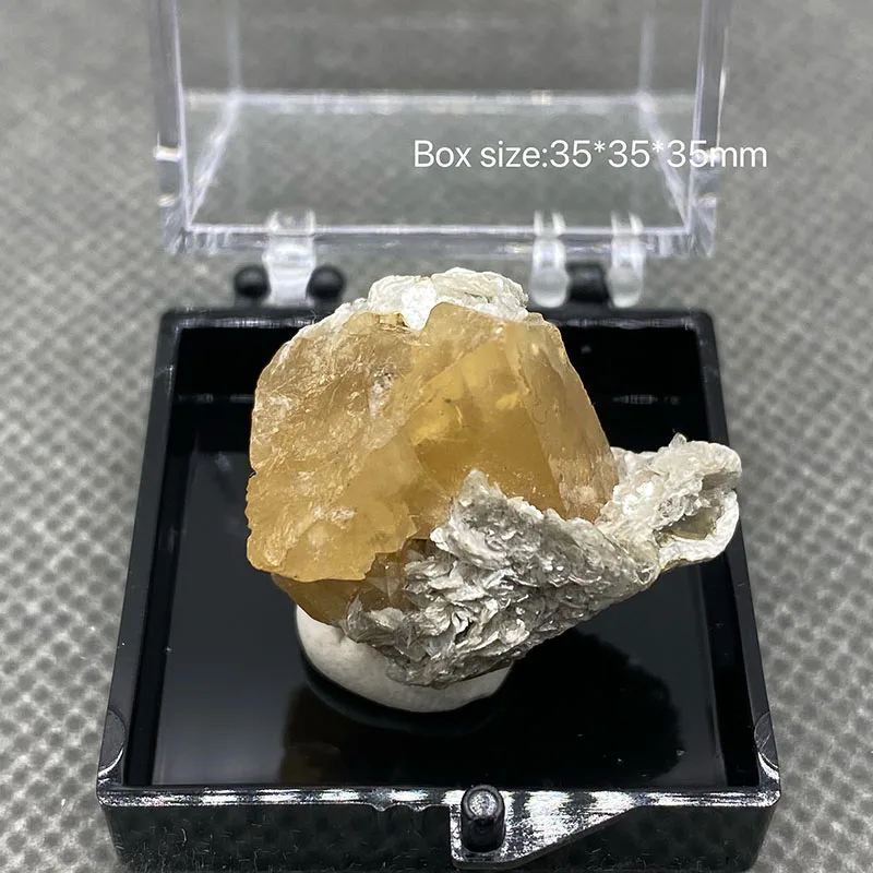 100% mica di scheelite naturale viene dalla scatola di pietra di cristallo minerale di Xuebaoding cinese 5.1cm