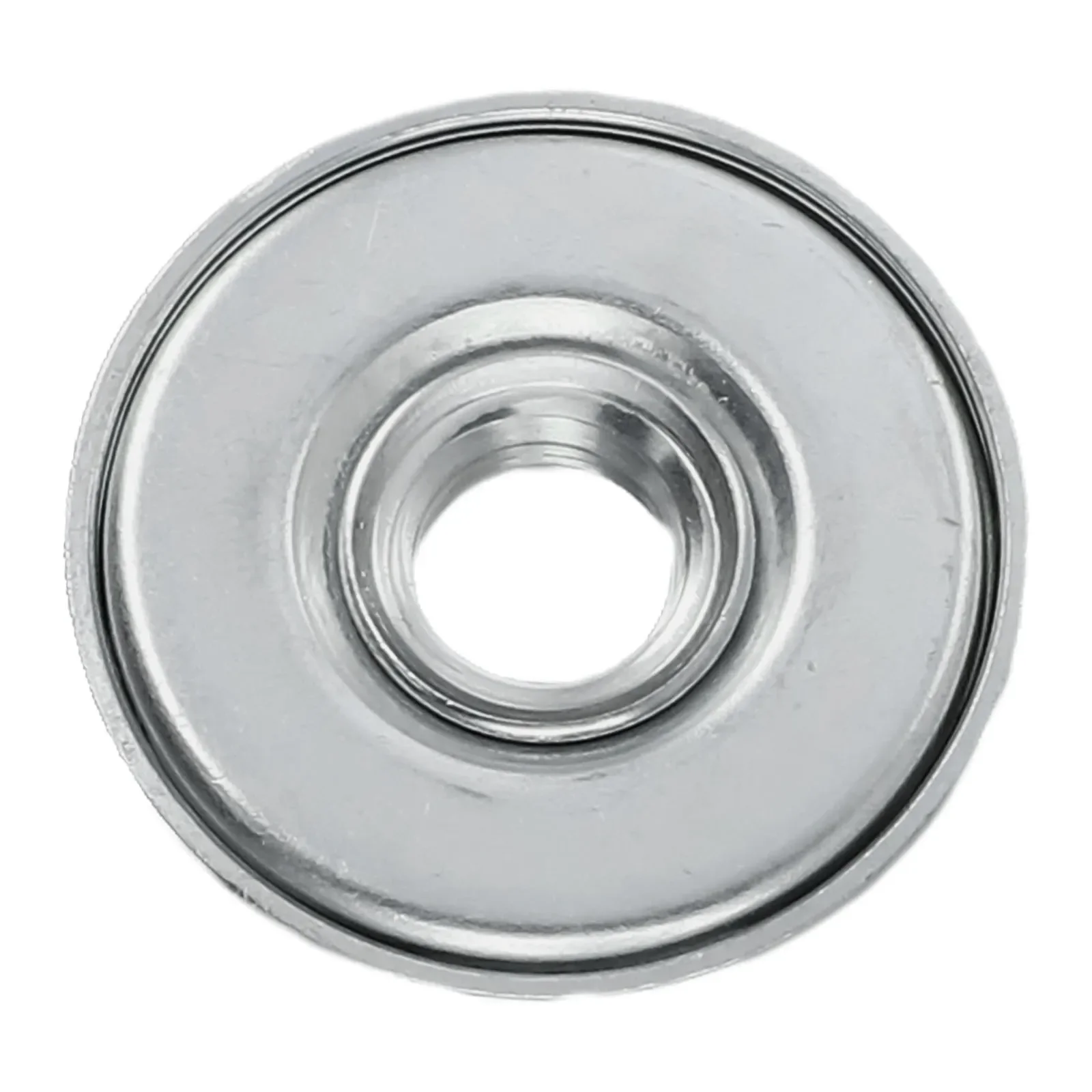 Для замены дисков/лезвий/других аксессуаров фланцевая блокировочная гайка