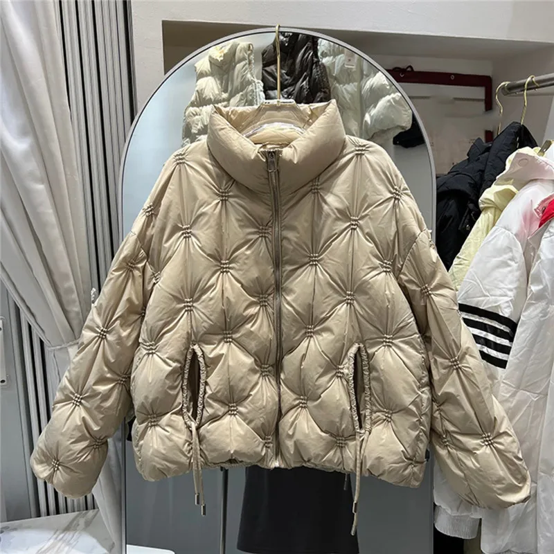 

Женская короткая куртка-пуховик с воротником-стойкой и длинным рукавом