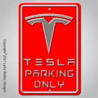 Ларри Уокер проектирует персонализированный знак Tesla для парковки только алюминиевый